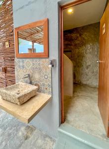 ein Bad mit einem Waschbecken und einem Spiegel in der Unterkunft Ariché Valladolid Hotel & Hostal in Valladolid