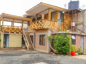 dom z drewnianym tarasem w obiekcie Arusha Safari Hostel w mieście Arusza