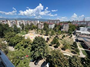 een luchtzicht op een park met bomen en gebouwen bij Mickitos MM Apartment in Skopje
