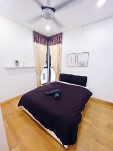 1 dormitorio con 1 cama y ventilador de techo en Connected train 3 Bedrooms - ABOVE KLGATEWAY MALL 14, en Kuala Lumpur