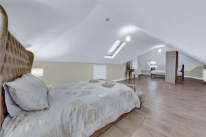 um quarto branco com uma cama e uma sala de estar em Suites by Rehoboth - Makeba Suite - Dartford em Dartford