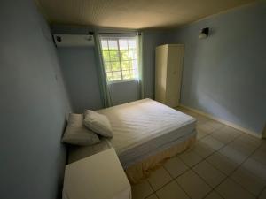 Postel nebo postele na pokoji v ubytování Marveys Place Apartment