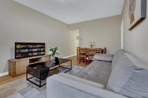 uma sala de estar com um sofá e uma televisão em Suites by Rehoboth - Makeba Suite - Dartford em Dartford