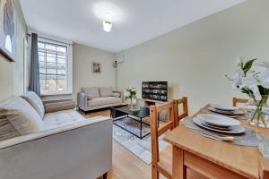 uma sala de estar com um sofá e uma mesa em Suites by Rehoboth - Makeba Suite - Dartford em Dartford