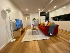 Seating area sa New 2 Bed 2 Bath Apt at The Heart of Canberra - 2 Car Spaces