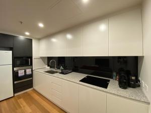 Кухня або міні-кухня у New 2 Bed 2 Bath Apt at The Heart of Canberra - 2 Car Spaces