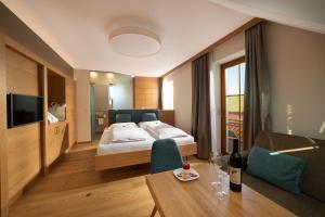 Postel nebo postele na pokoji v ubytování Hotel Panoramahof Loipersdorf