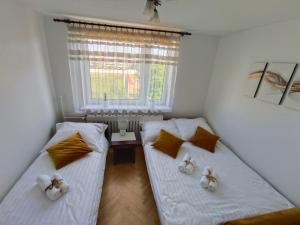 Un pat sau paturi într-o cameră la Relax Apartment Suwałki