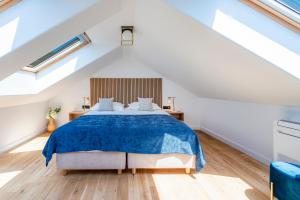 een slaapkamer met een blauw bed op een zolder bij Casa Laurea in Dubrovnik