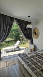 een slaapkamer met een bed en een groot raam bij O!-Kruszek in Kruszka