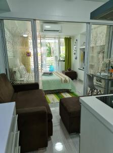 馬尼拉的住宿－Manila Urban Resort at Azure，带沙发的客厅和卧室