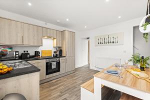 O bucătărie sau chicinetă la Modern & Cosy 2-BR House in Donisthorpe
