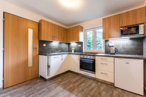 Kuchyň nebo kuchyňský kout v ubytování Apartmán Liška v Peci - apartmánový dům Horalka, Pec pod Sněžkou + 23 fotografií