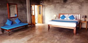 1 dormitorio con cama, silla y espejo en Roseland Cottages, en Bandarawela