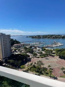 uma vista para a marina a partir da varanda de um edifício em Flat IATE CLUBE Home Experience Praia do Canto em Vitória
