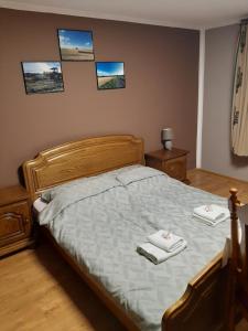 MirskにあるGospodarstwo Agroturystyczne Chata na Izerskim Wzgórzuのベッドルーム1室(ベッド1台、タオル2枚付)