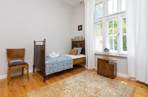 The Old Town Vintage 2-Bedroom Jewel في بلوفديف: غرفة نوم بسرير وكرسي ونافذة
