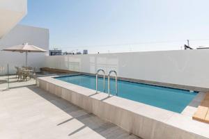 einen Pool auf einem Gebäude in der Unterkunft Contemporary arty Studio Balcony Mountain views in Kapstadt
