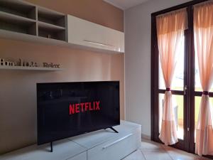 sala de estar con TV y ventana en Appartamento Roverella, en Rovigo