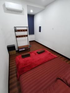 Un ou plusieurs lits dans un hébergement de l'établissement SinggahSini Homestay Melaka