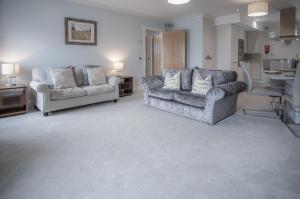 Una sala de estar con dos sillas y un sofá. en Upper Deck - 2 Bedroom Apartment - Saundersfoot, en Saundersfoot 37 fotos más