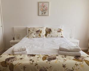 Ένα ή περισσότερα κρεβάτια σε δωμάτιο στο Casa cu vitralii