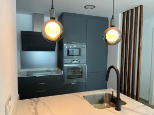 A kitchen or kitchenette at Aixa Granada