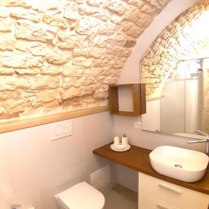 een badkamer met een wastafel en een spiegel bij Dimora Imma in Conversano