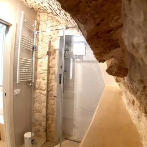 La salle de bains est pourvue d'une douche dans une grotte. dans l'établissement Dimora Imma, à Conversano