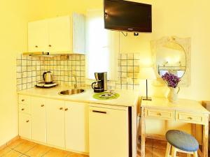 Kuchyň nebo kuchyňský kout v ubytování Alkyon Apartments & Villas Hotel
