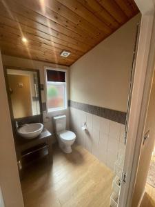 Ein Badezimmer in der Unterkunft Windermere Retreat - White Cross Bay Holiday Park