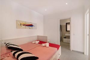 ein Schlafzimmer mit einem großen Bett mit schwarzen und weißen Kissen in der Unterkunft Large apartment in Vale do Lobo in Almancil
