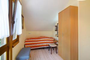 1 dormitorio pequeño con 1 cama y 1 silla en Ferienwohnung Renate, 