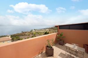 a balcony with a view of the ocean at Casa Mónica in Tacoronte