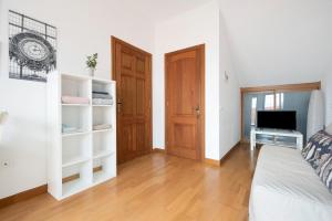 a living room with a bed and a television at Casa Mónica in Tacoronte