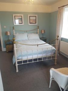 uma cama num quarto com duas mesas e duas lâmpadas em Ideally located Cumbrian home with stunning views em Seascale