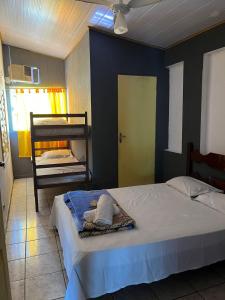 Uma cama ou camas num quarto em Vibe Hostel Paraty
