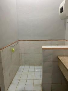 Um banheiro em Lippo Carita Ocean View Lantai Dasar by Hello Beach