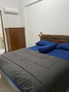 Cama ou camas em um quarto em Lippo Carita Ocean View Lantai Dasar by Hello Beach