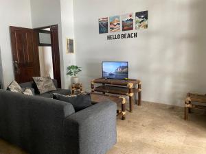 Uma TV ou centro de entretenimento em Lippo Carita Ocean View Lantai Dasar by Hello Beach