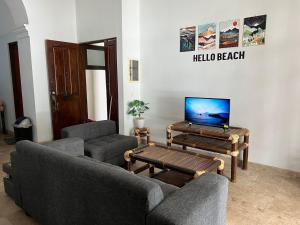 Uma TV ou centro de entretenimento em Lippo Carita Ocean View Lantai Dasar by Hello Beach