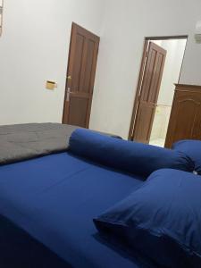 Cama ou camas em um quarto em Lippo Carita Ocean View Lantai Dasar by Hello Beach