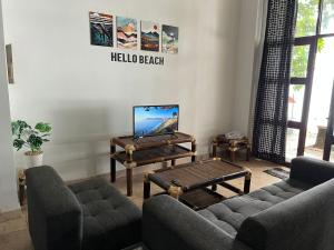 Uma TV ou centro de entretenimento em Lippo Carita Ocean View Lantai Dasar by Hello Beach
