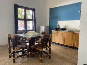 A cozinha ou cozinha compacta de Lippo Carita Ocean View Lantai Dasar by Hello Beach