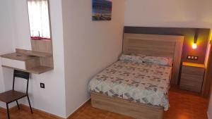 1 dormitorio pequeño con 1 cama en una habitación en Apartamento Climatizado Vacacional, en Vilallonga (Villalonga)