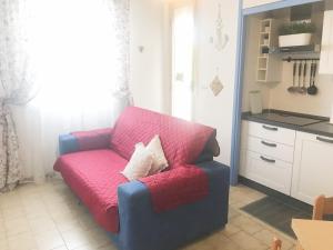 a living room with a couch with a pink blanket at Bali in Abruzzo in Silvi Marina