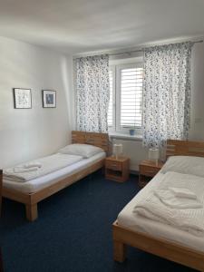Llit o llits en una habitació de Mikulov Inn - hotel Zeme