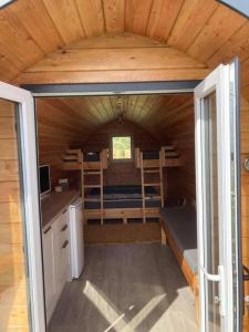 アバディーンにあるMarina Bay Podsの小さな家の中にある小さな部屋で、二段ベッドが備わります。