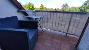 eine Terrasse mit einem Tisch und Stühlen auf dem Balkon in der Unterkunft Zentrum Speyer Premium-Apartment in Speyer