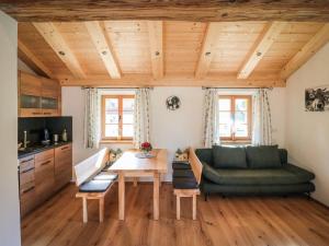 sala de estar con sofá verde y mesa en Ferienwohnungen Koller, en Bad Aibling